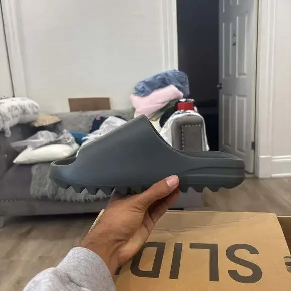 Adidas Yeezy Slide Dark Onyx - Picture 2 of 5